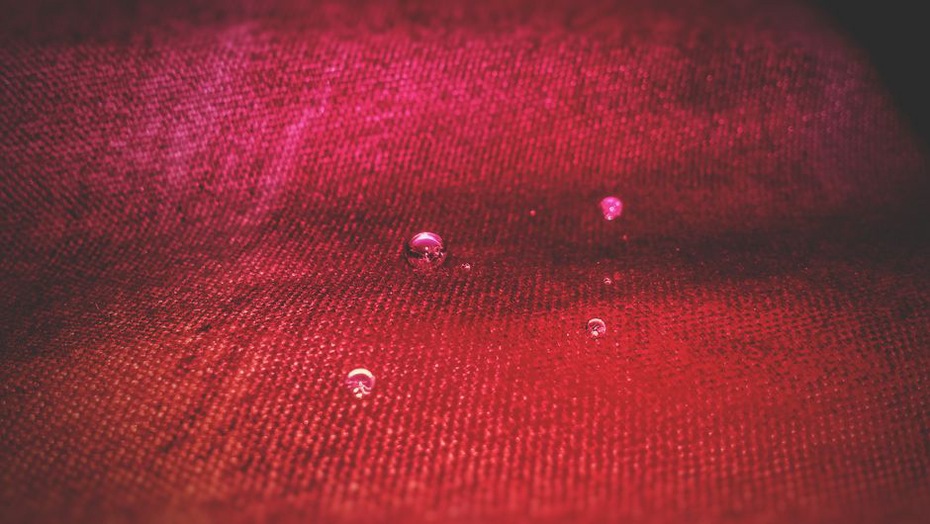 Капли воды на плотной мебельной обивке